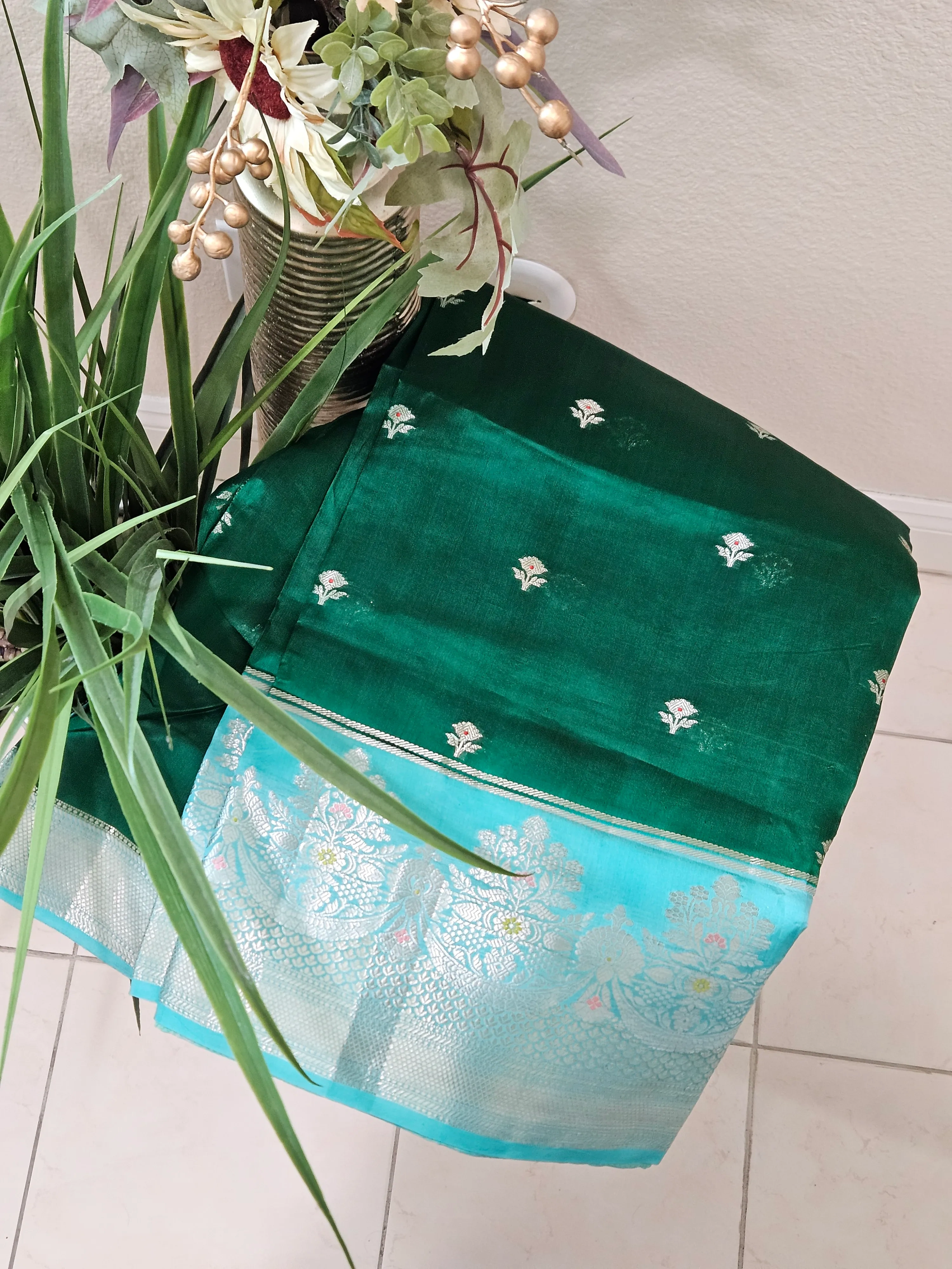 Exquisite Handwoven Pure Raw Mango Silk Saree - Luxe Indian Heritage - Image 2