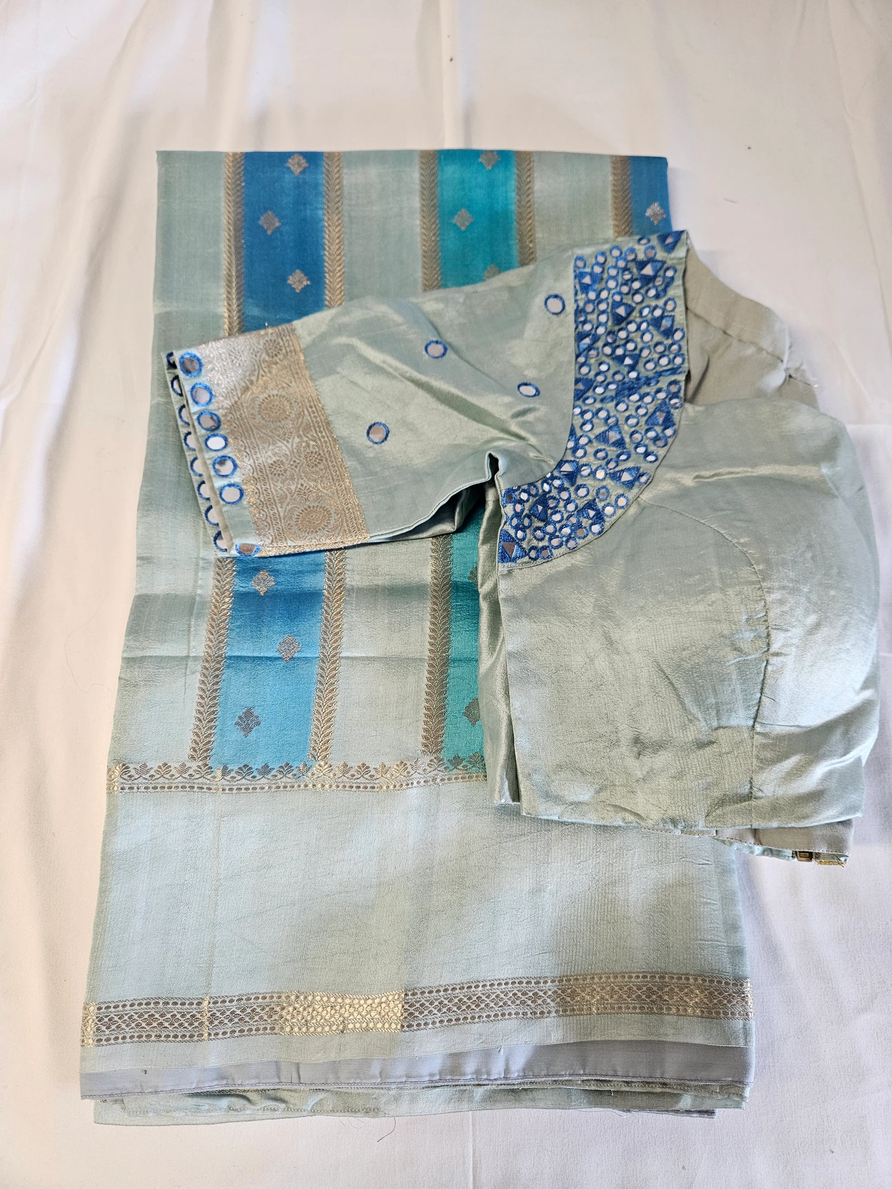 Handcrafted Pure Raw Mango Silk Wedding Saree - Image 3