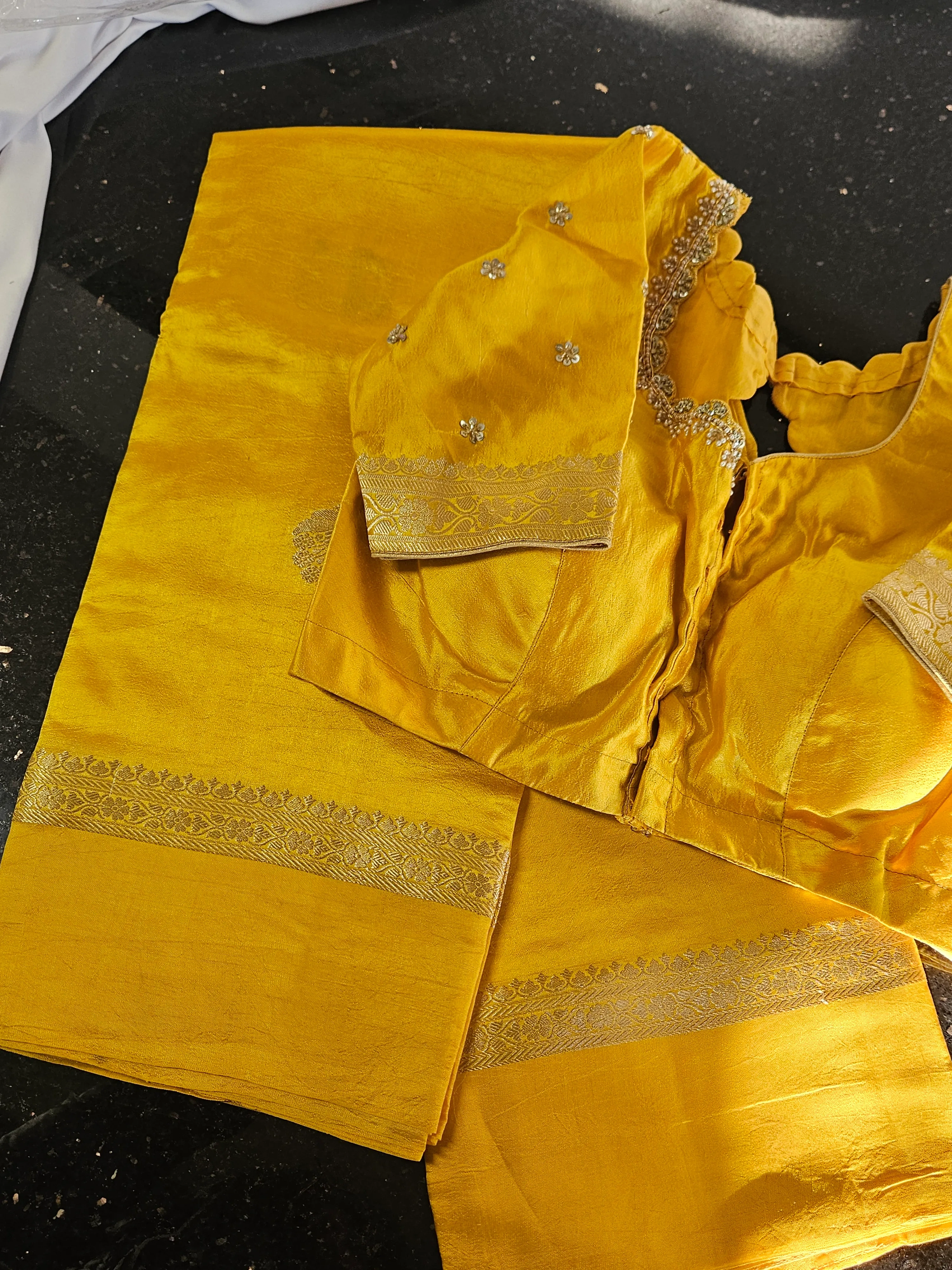 Luxurious Pure Raw Mango Silk Saree with Intricate Craftsmanship - Image 5