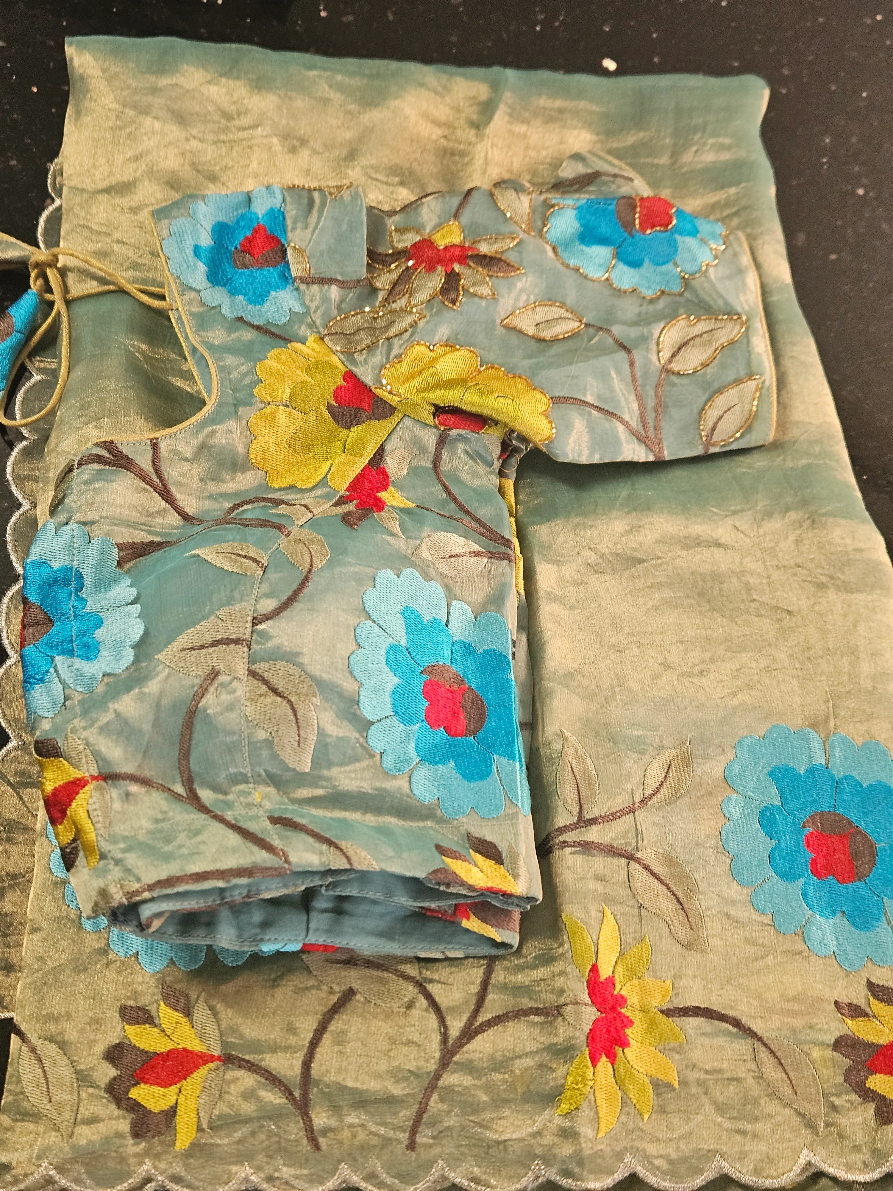 Handwoven Pure Banarasi Tissue Saree with Regal Zari Embellishments - Image 2