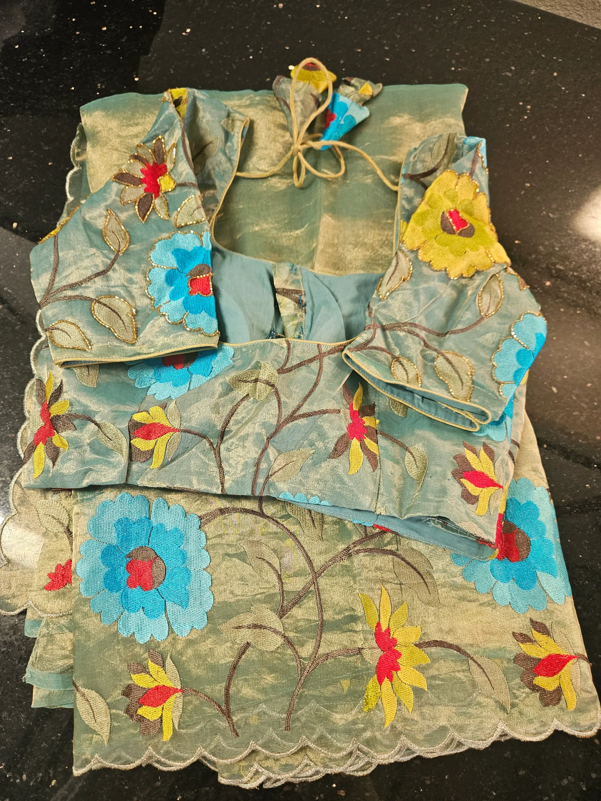 Luxurious Pure Banarasi Tissue Saree with Intricate Handwoven Details - product image