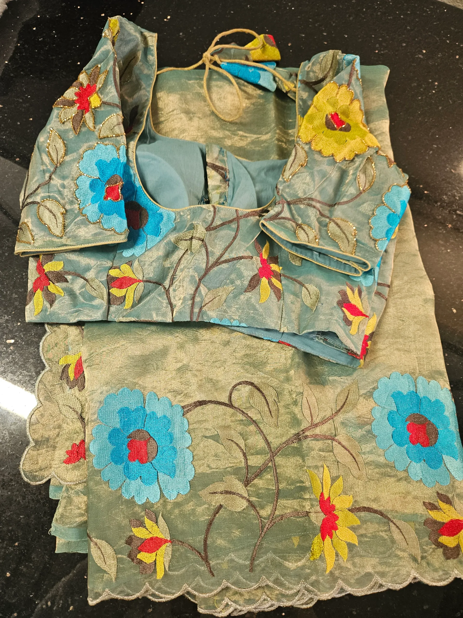 Luxurious Pure Banarasi Tissue Saree with Intricate Handwoven Details - product image