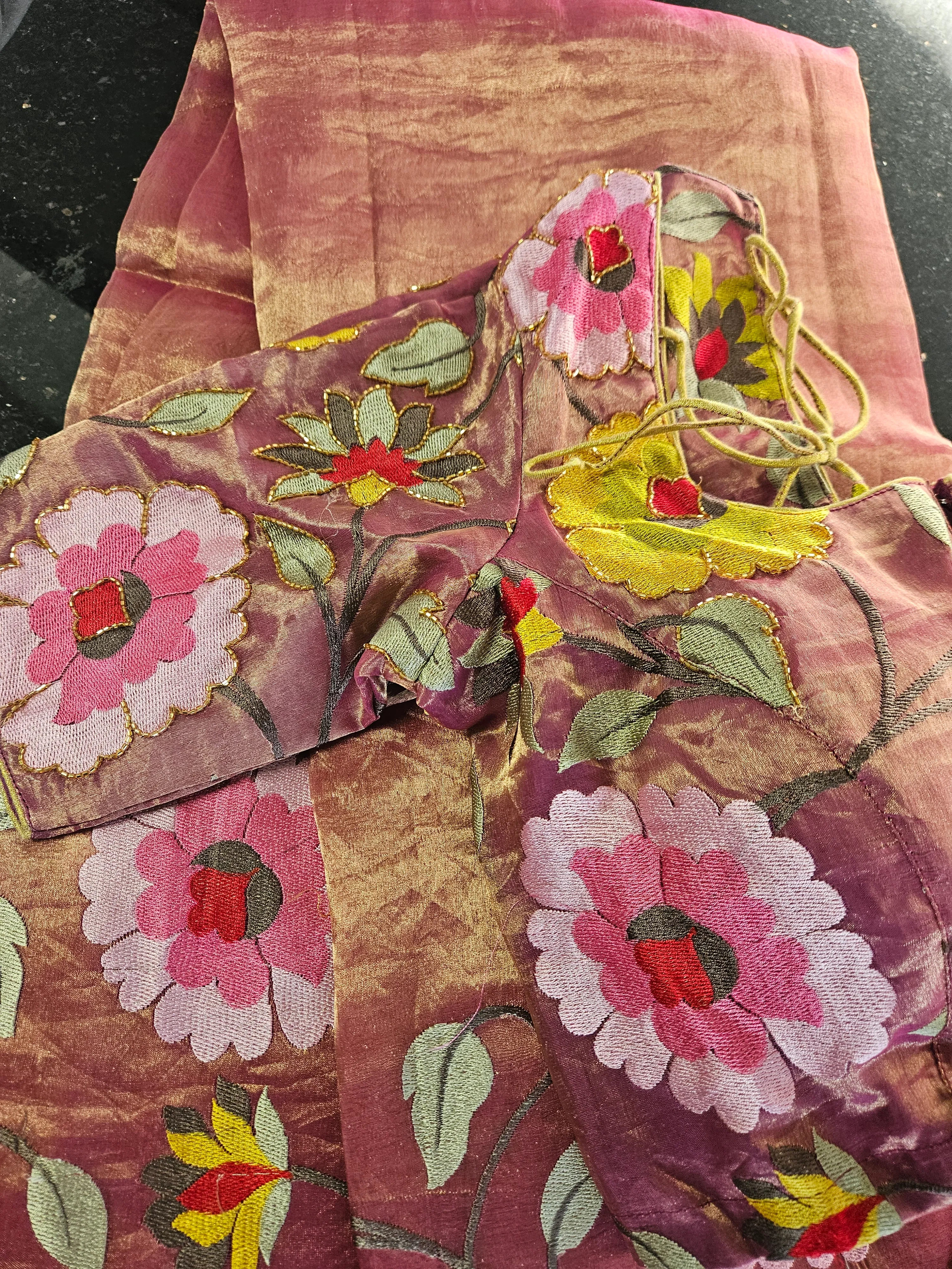 Luxurious Handwoven Banarasi Tissue Saree with Zari Detailing - Image 2