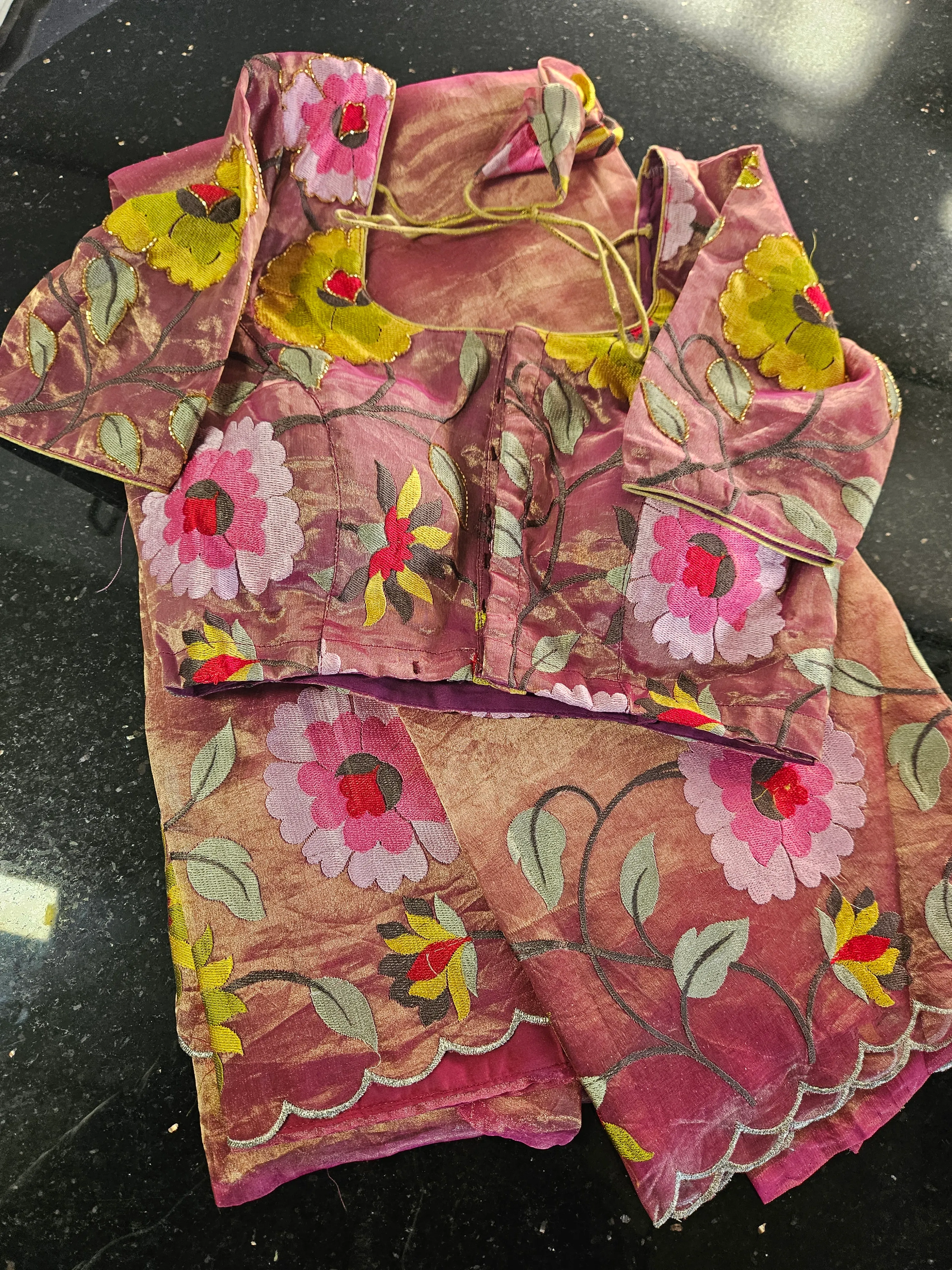 Luxurious Handwoven Banarasi Tissue Saree with Zari Detailing - Image 3