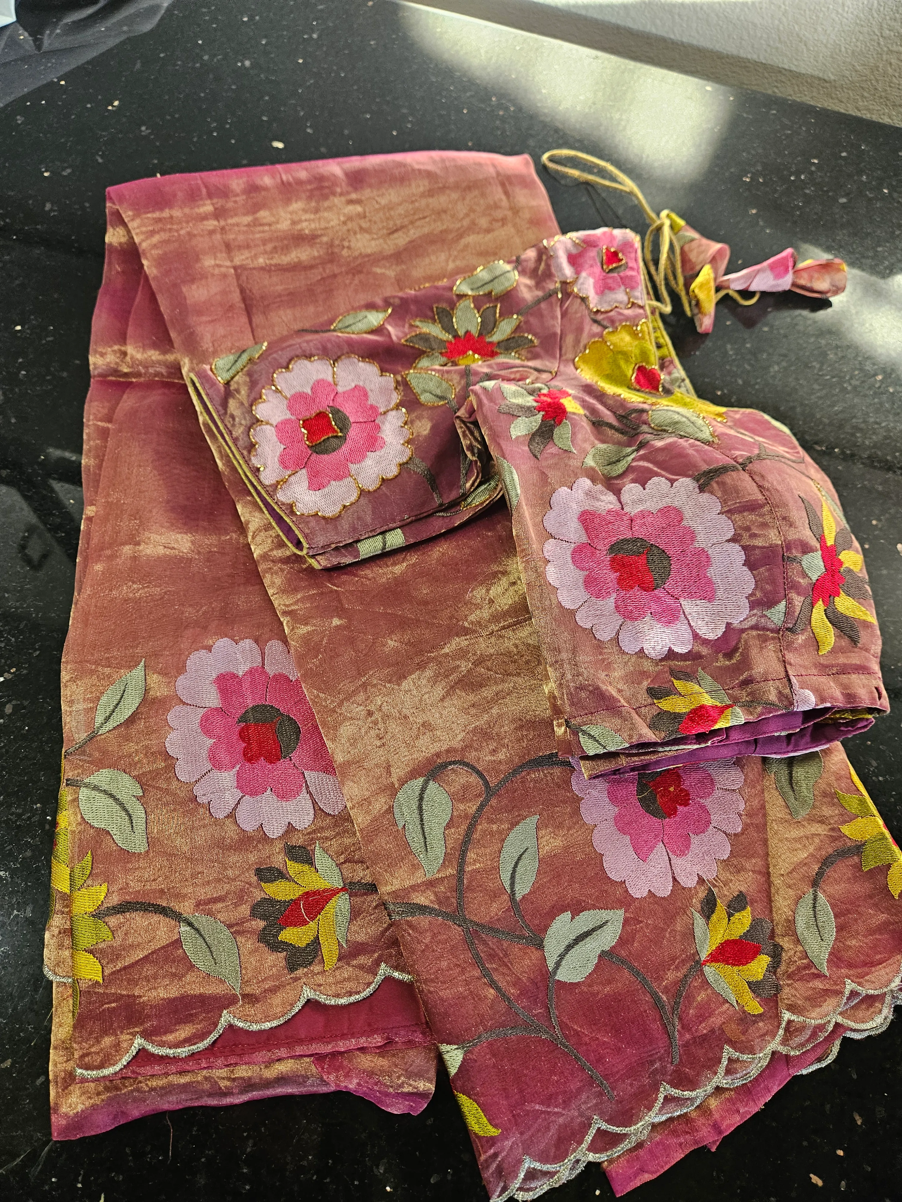 Luxurious Handwoven Banarasi Tissue Saree with Zari Detailing - Image 4