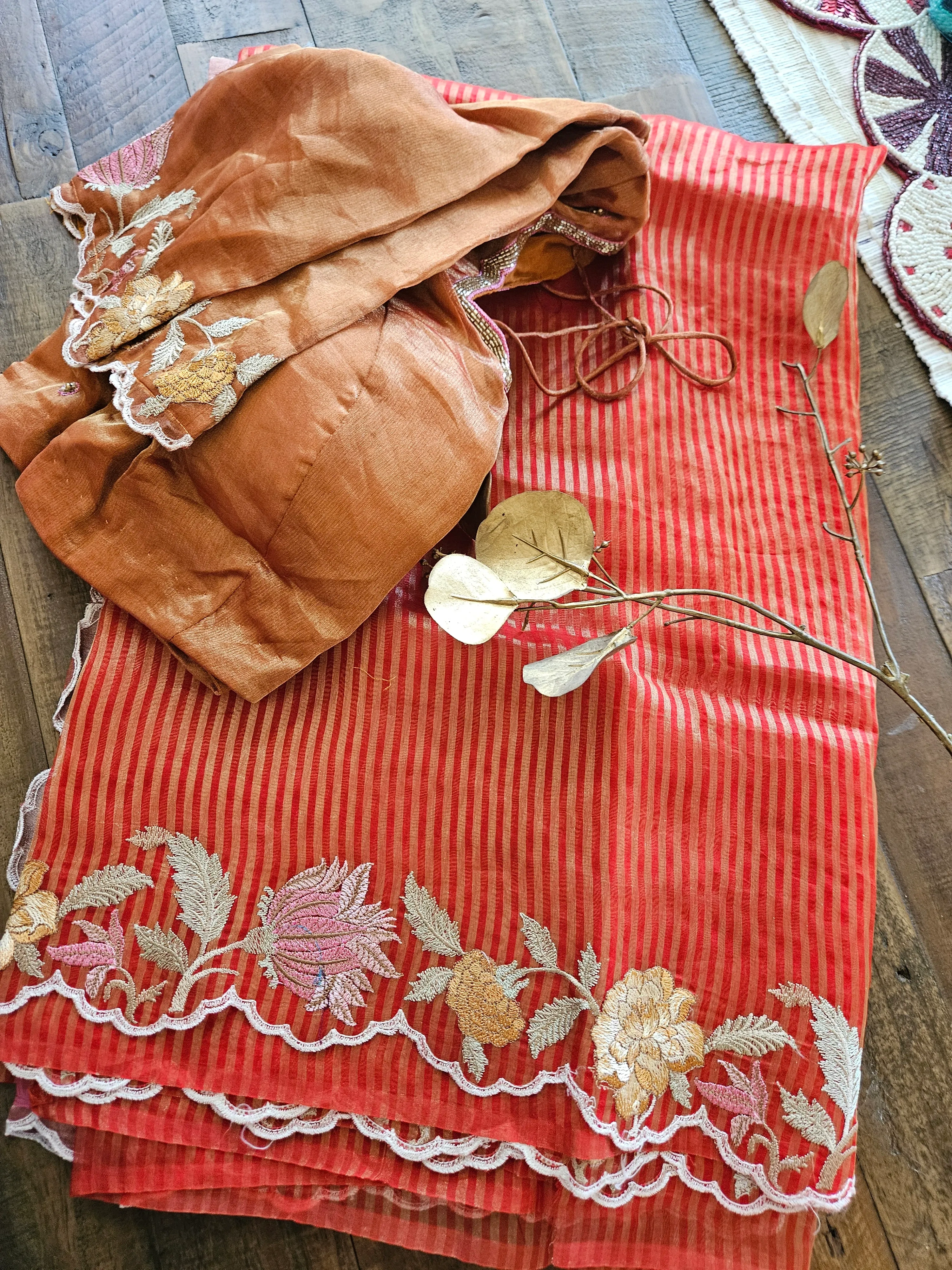 Handwoven Banarasi Kora Tissue Saree with Zari Floral Elegance - Image 2