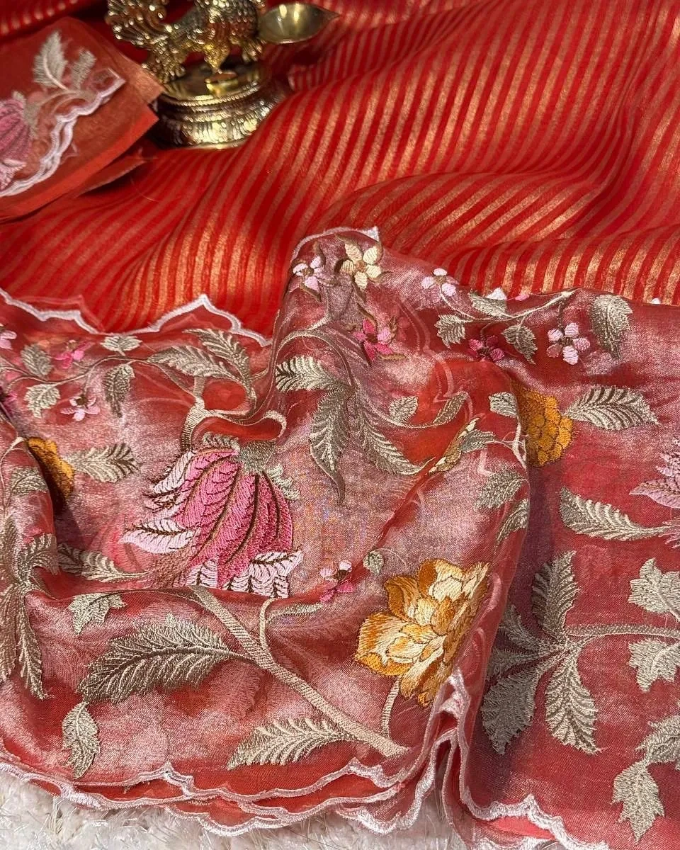 Handwoven Banarasi Kora Tissue Saree with Zari Floral Elegance - Image 3