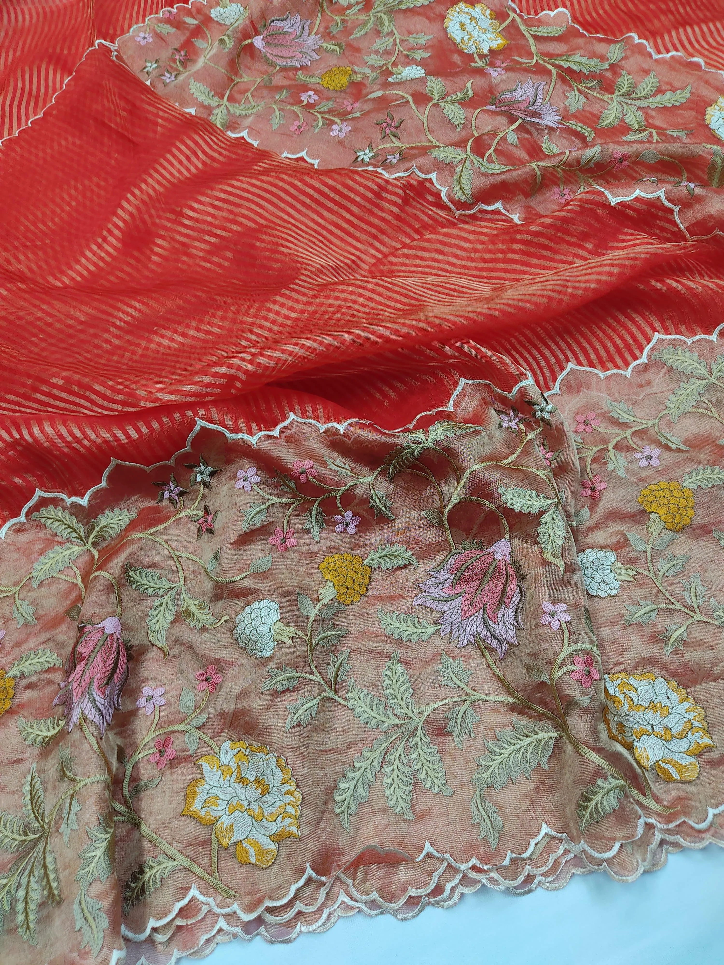 Handwoven Banarasi Kora Tissue Saree with Zari Floral Elegance - Image 4
