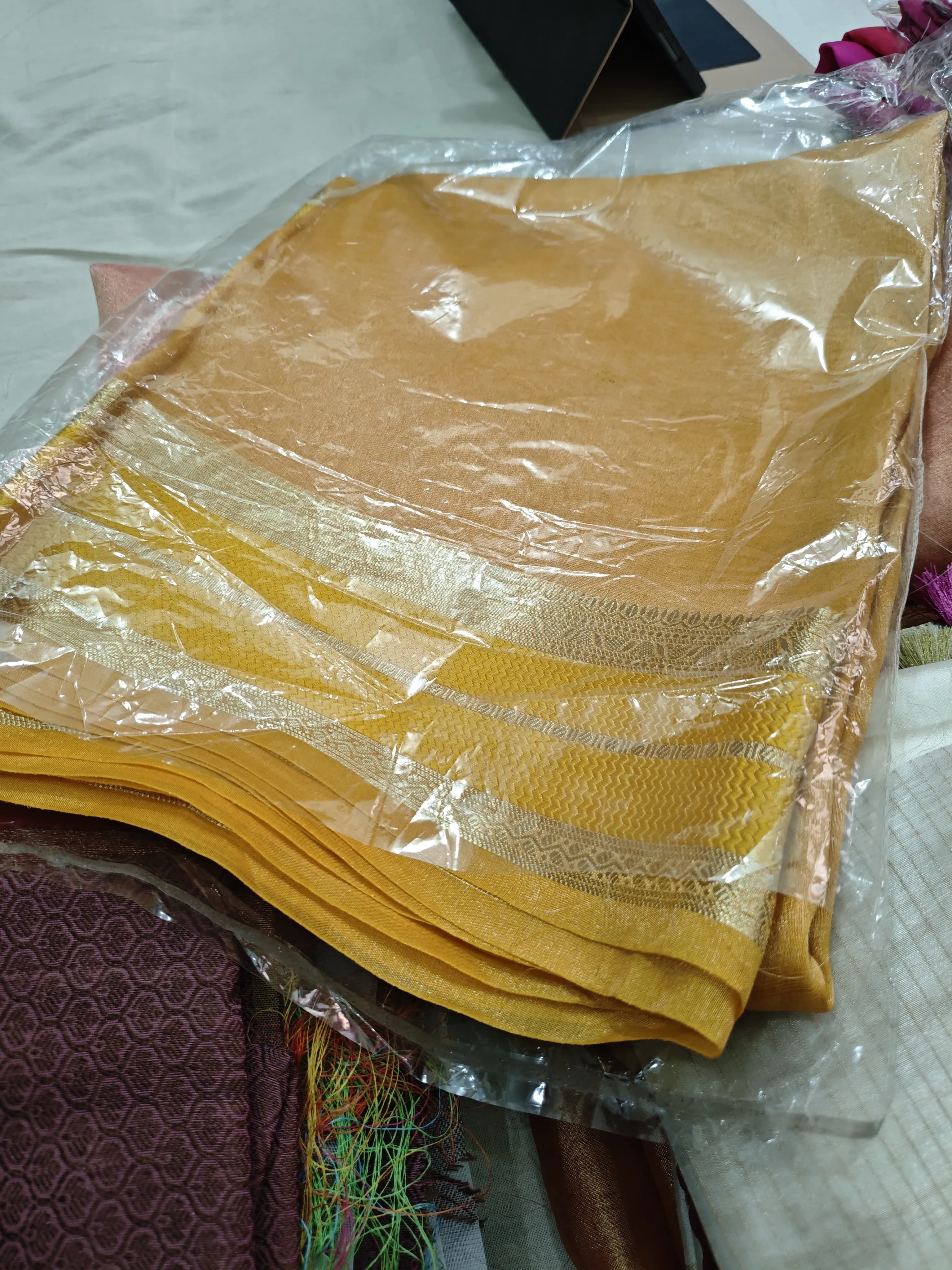 Luxurious Handwoven Pure Banarasi Tissue Saree with Zari Detailing - Image 2