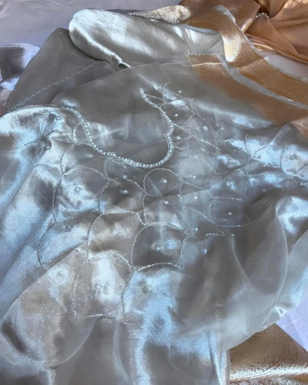 Handwoven Pure Banarasi Kora Tissue Saree with Zari Elegance - Image 3