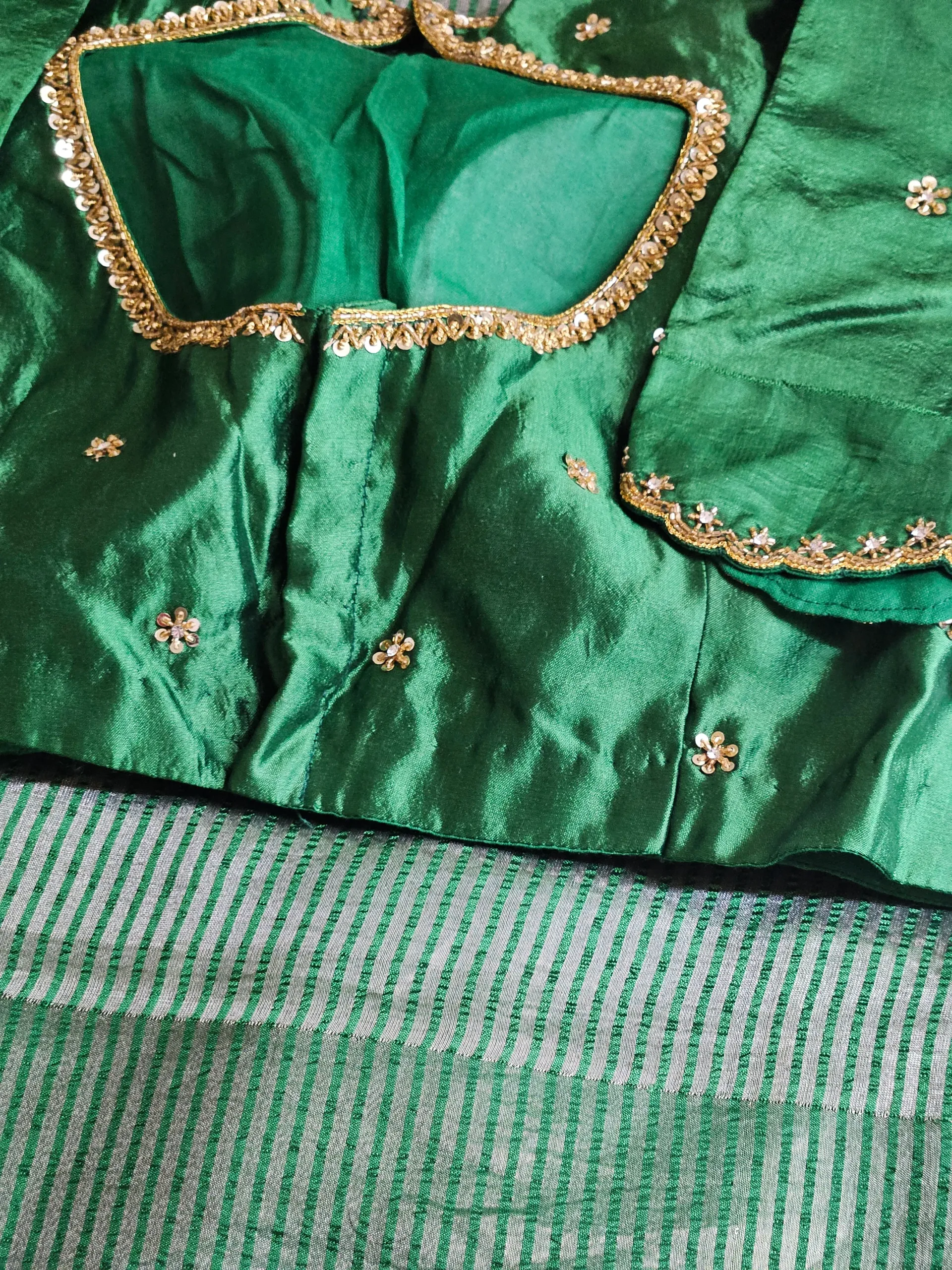 Exquisite Pure Banarasi Tissue Saree with Intricate Zari Work - product image