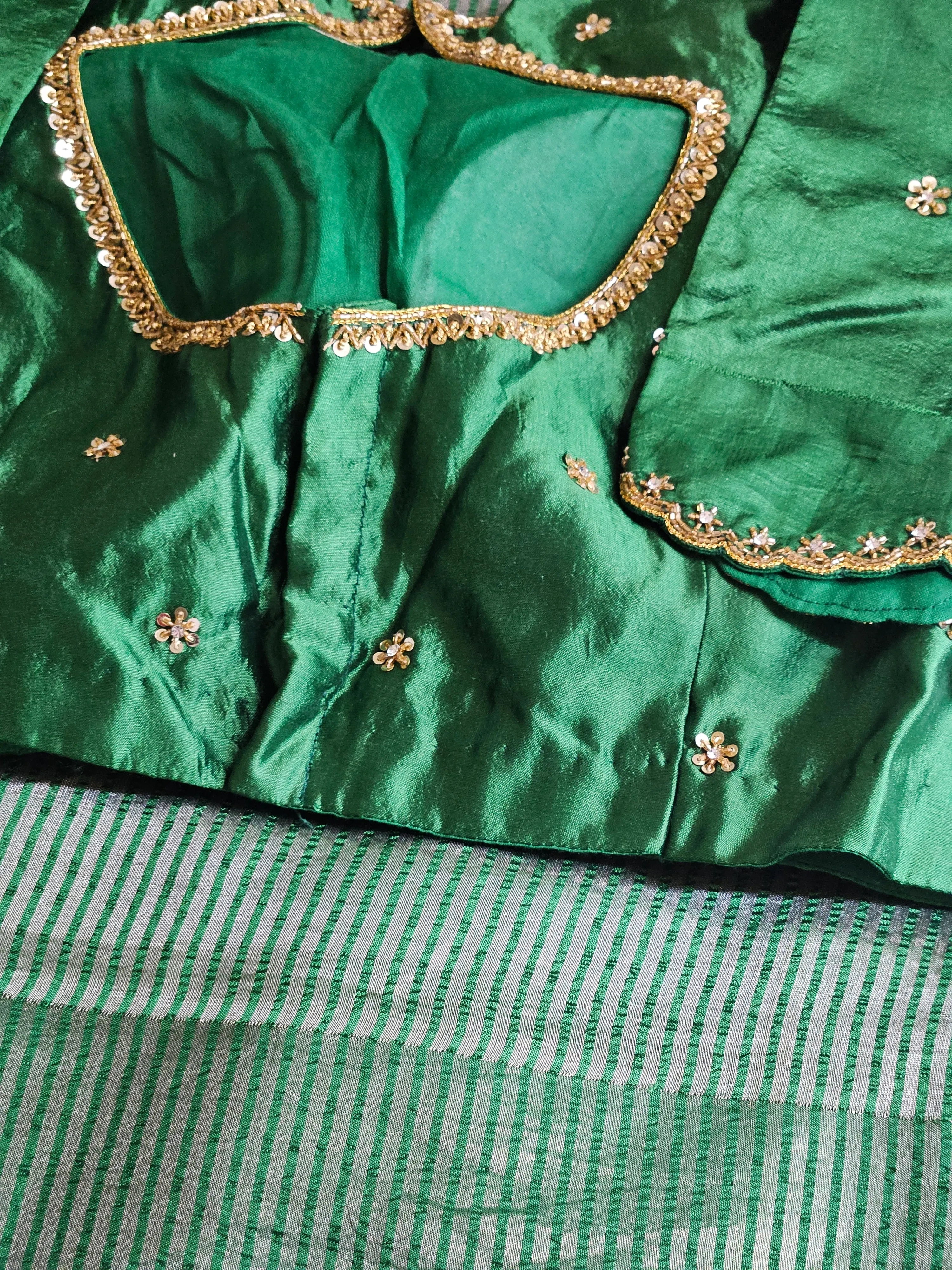 Luxurious Banarasi Tissue Saree with Gold-Silver Zari & Paisley Motifs - Image 3