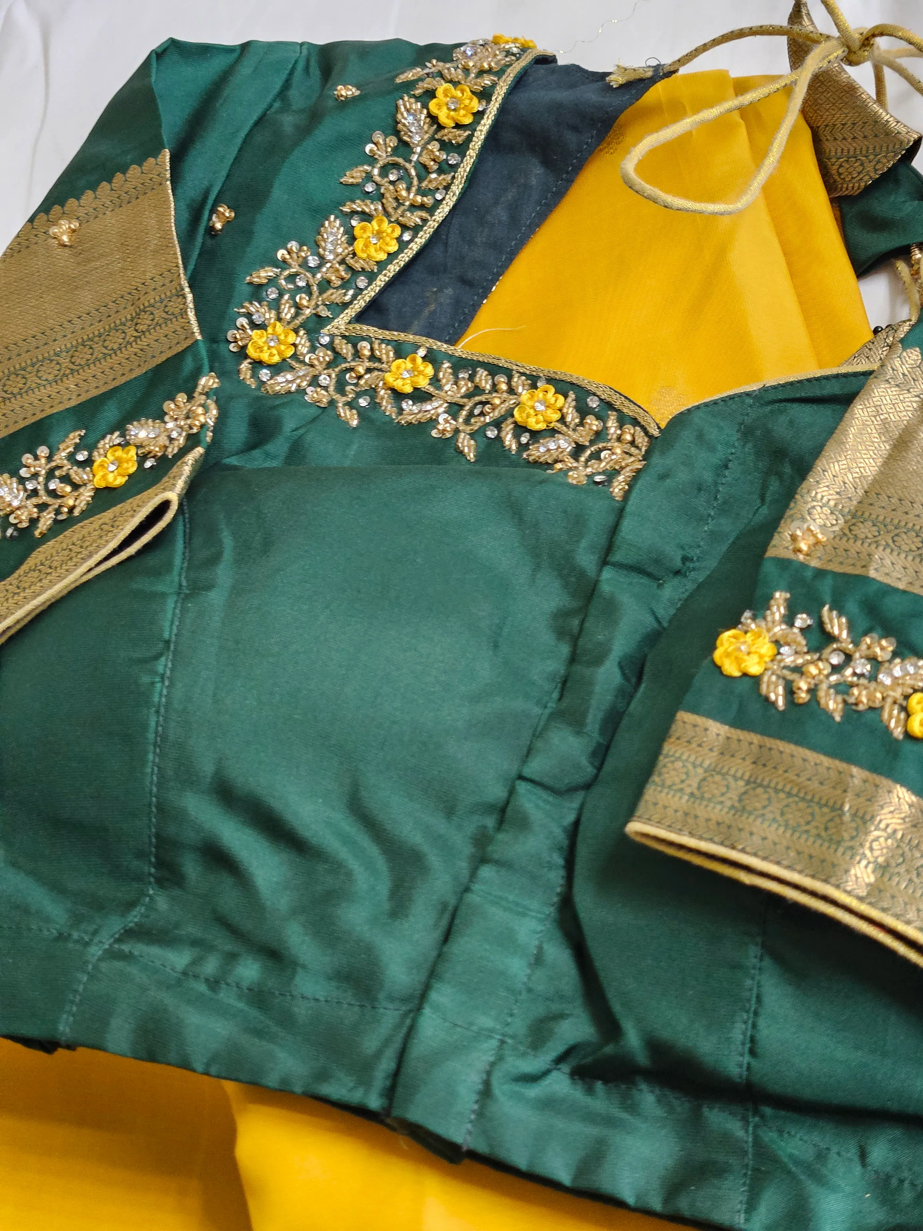 Handwoven Kanchipuram Silk Saree with Zari Elegance - Image 4