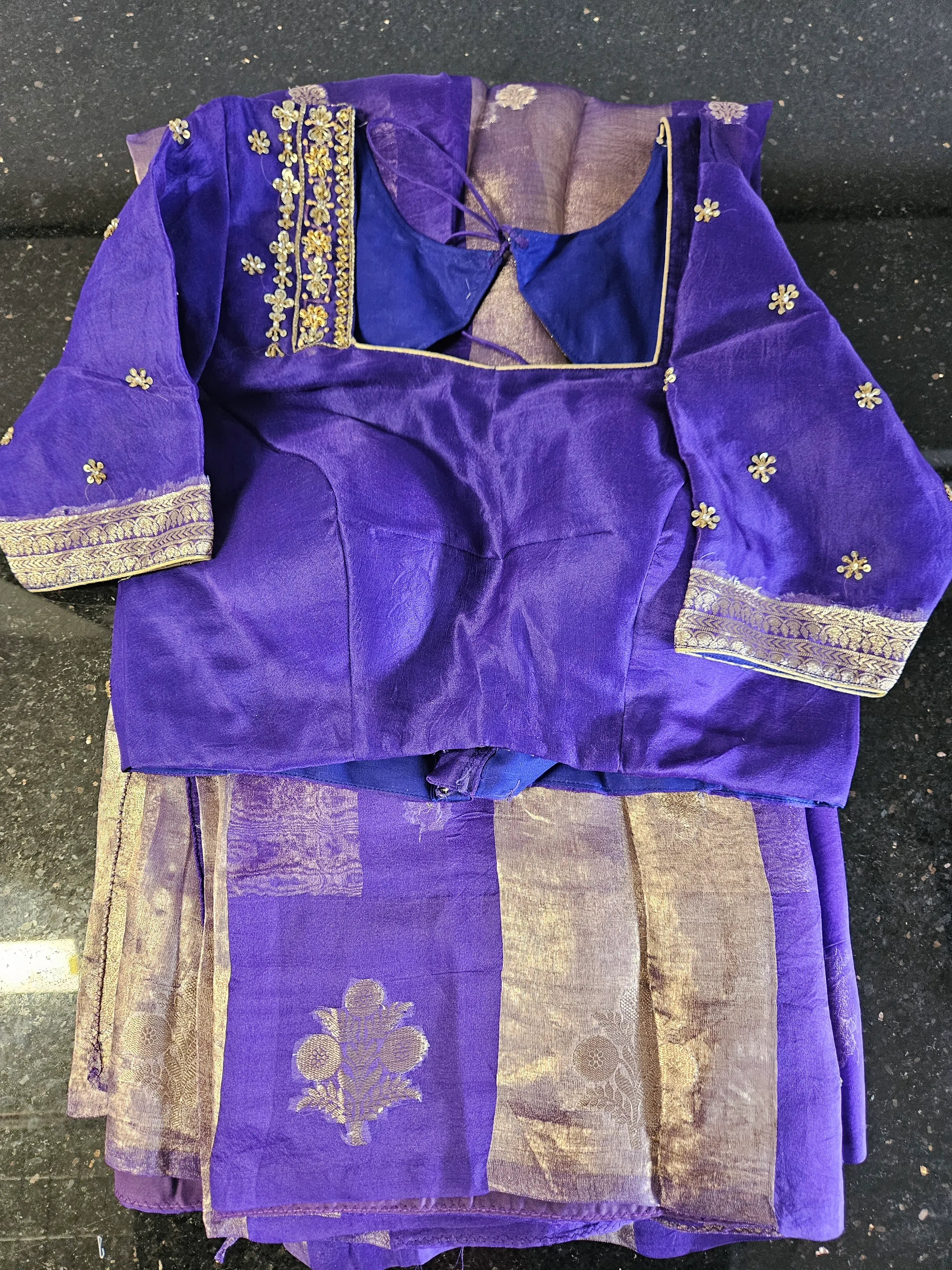 Luxurious Banarasi Silk Saree with Zari for Weddings - Image 2