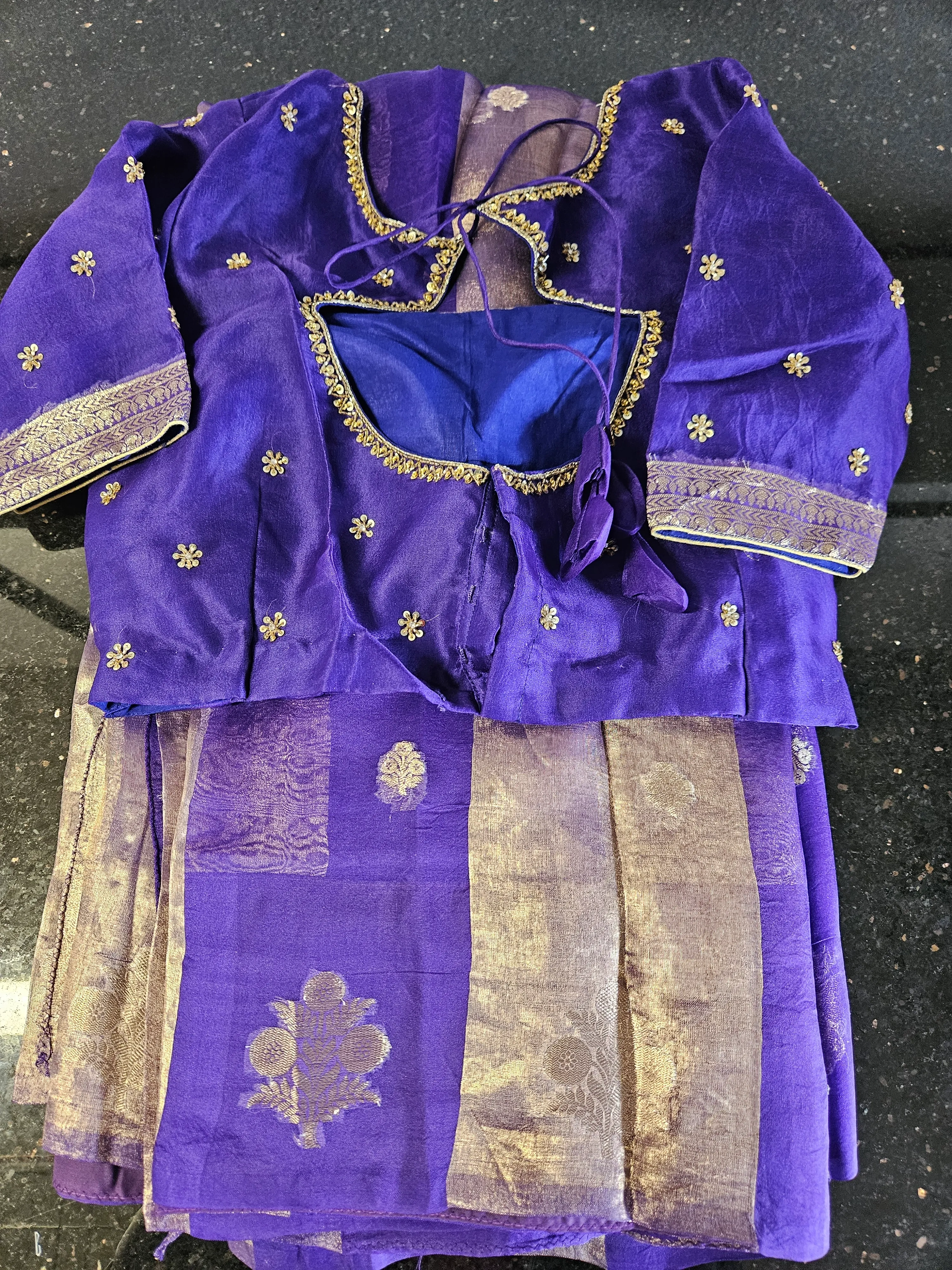 Luxurious Banarasi Silk Saree with Zari for Weddings - Image 3