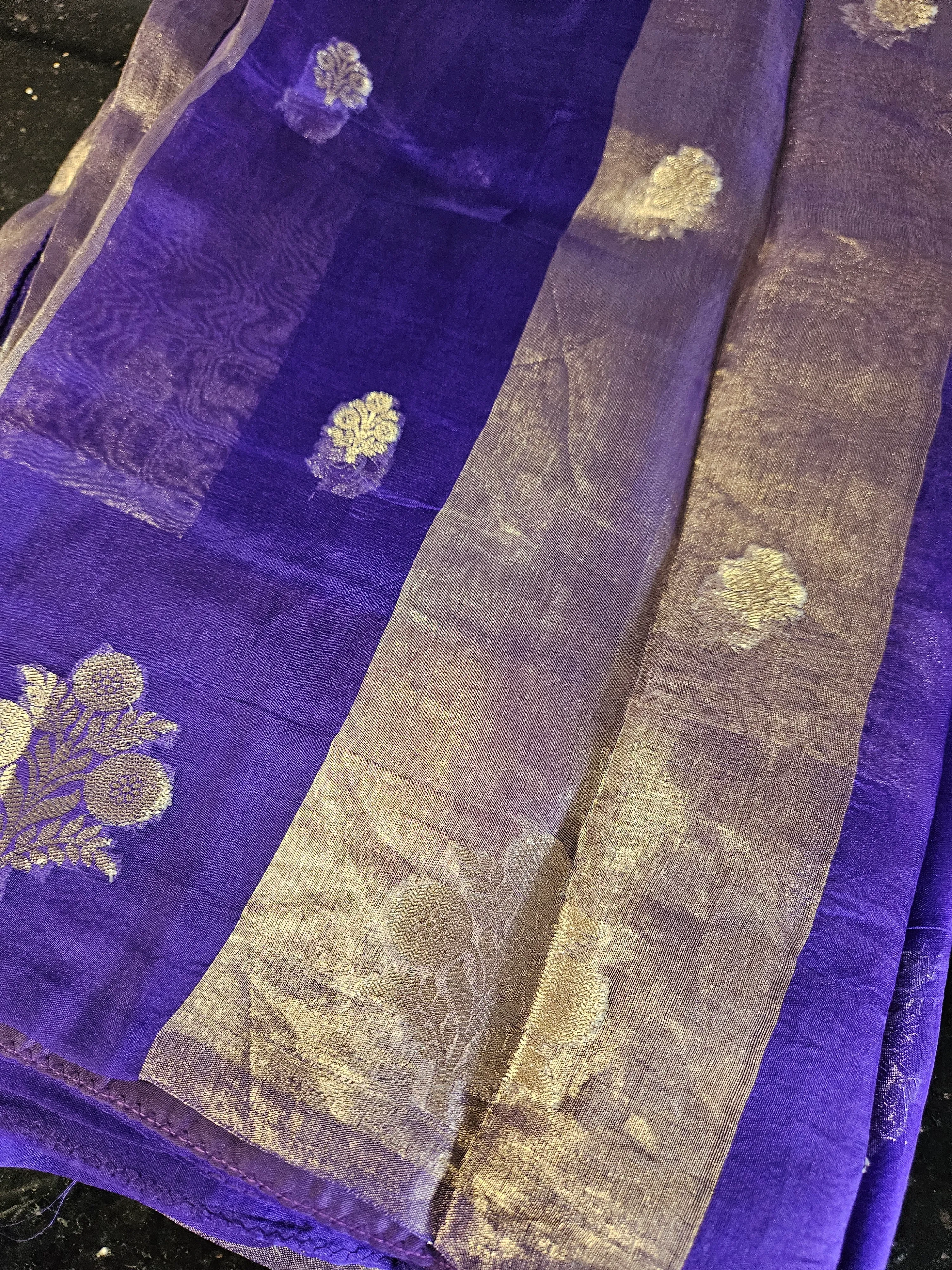 Luxurious Banarasi Silk Saree with Zari for Weddings - Image 4