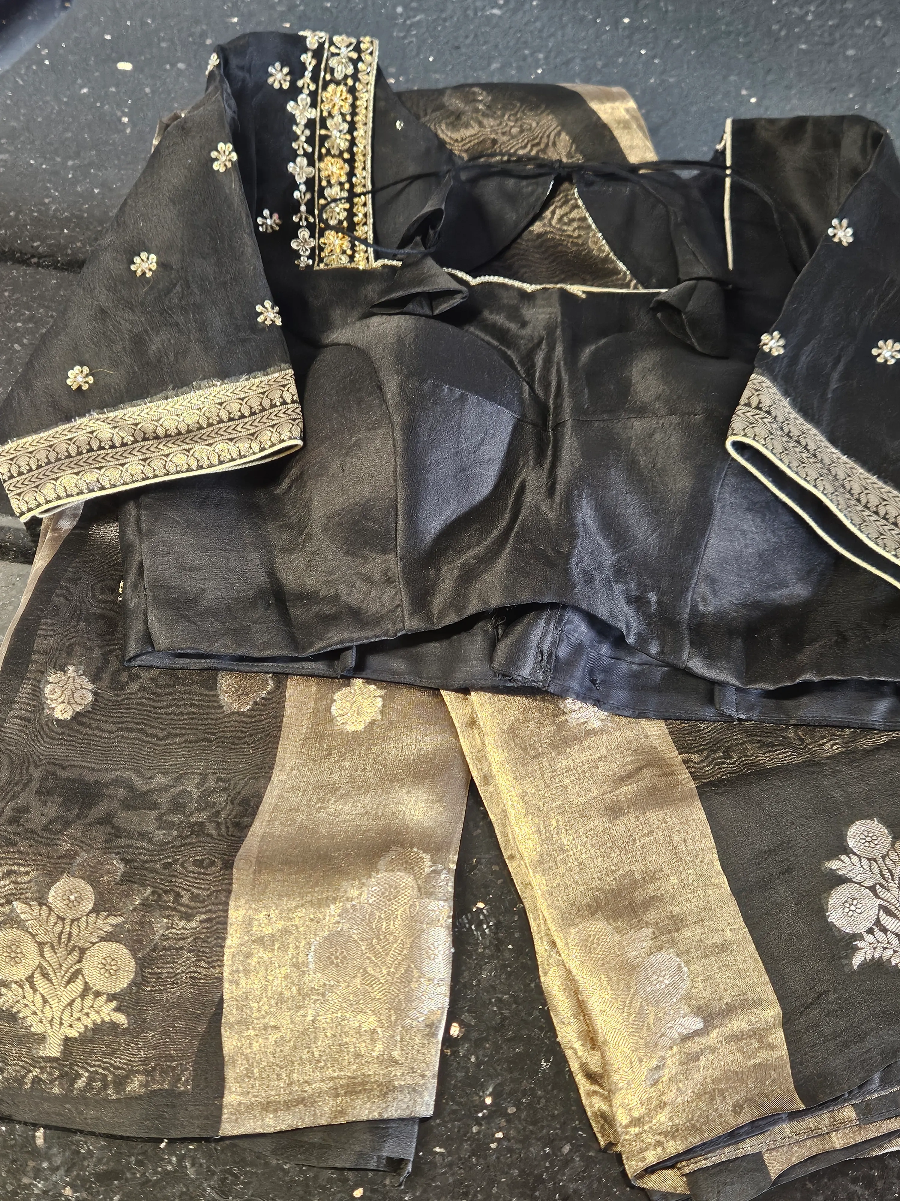 Pure Banarasi Kora Tissue Saree with Gold and Silver Zari Detailing - Image 2