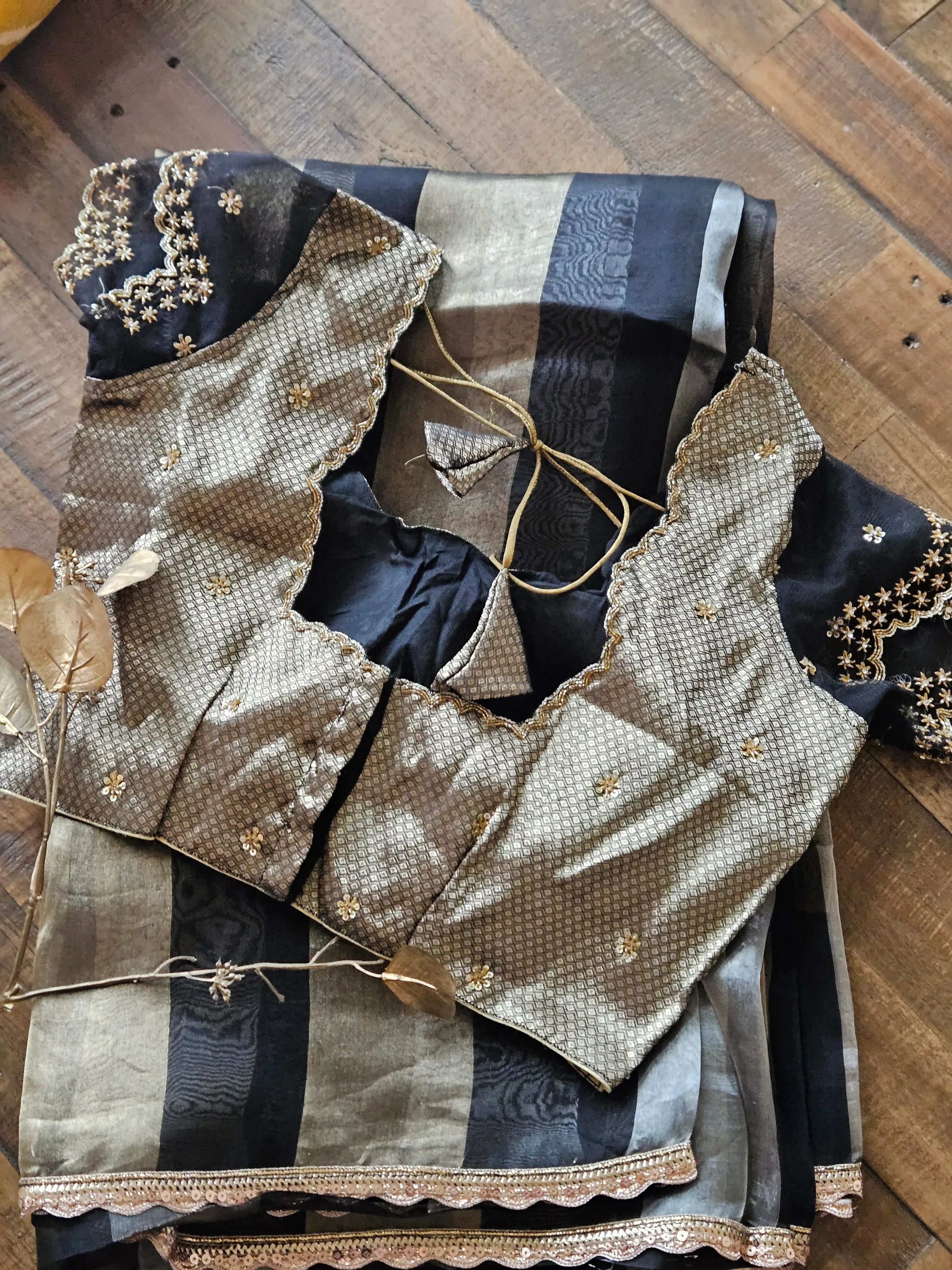 Luxurious Pure Banarasi Kora Tissue Saree with Handwoven Zari Work - Image 2