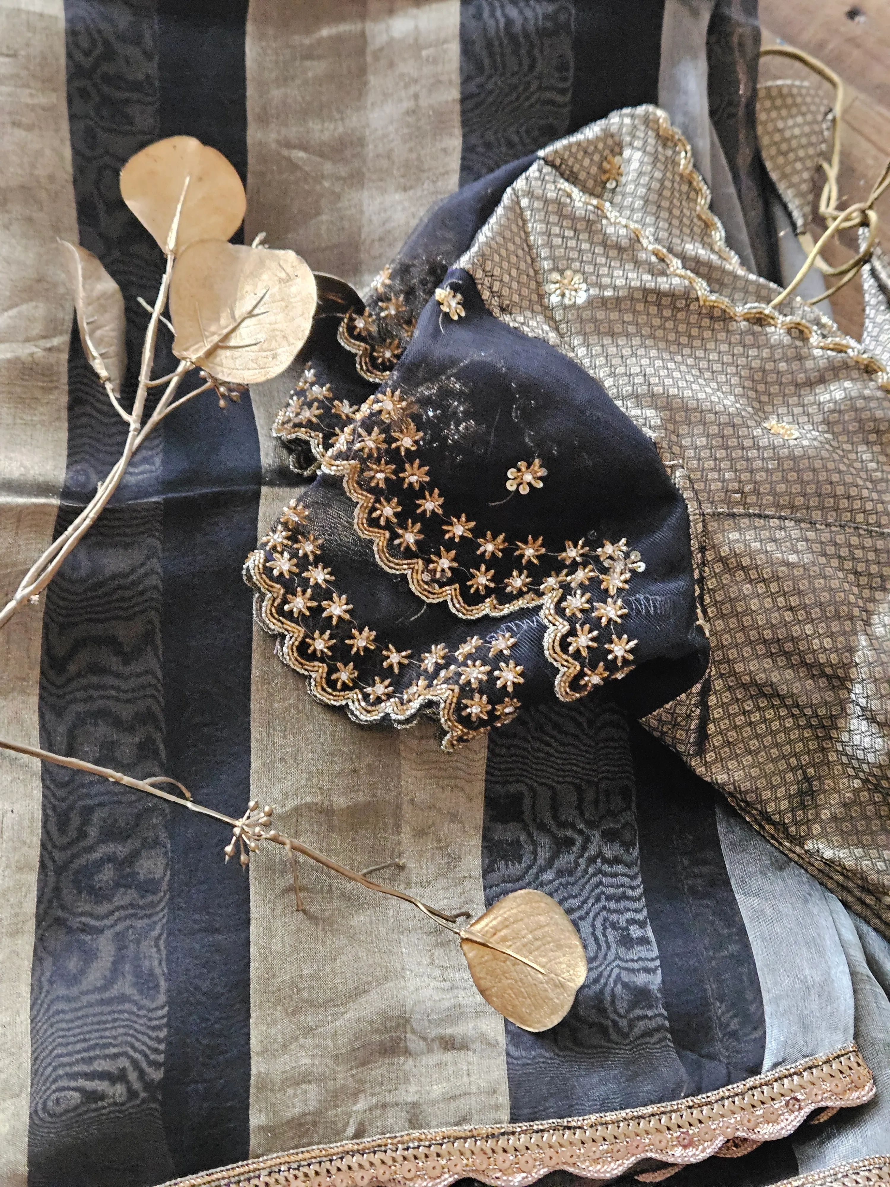 Luxurious Pure Banarasi Kora Tissue Saree with Handwoven Zari Work - Image 4