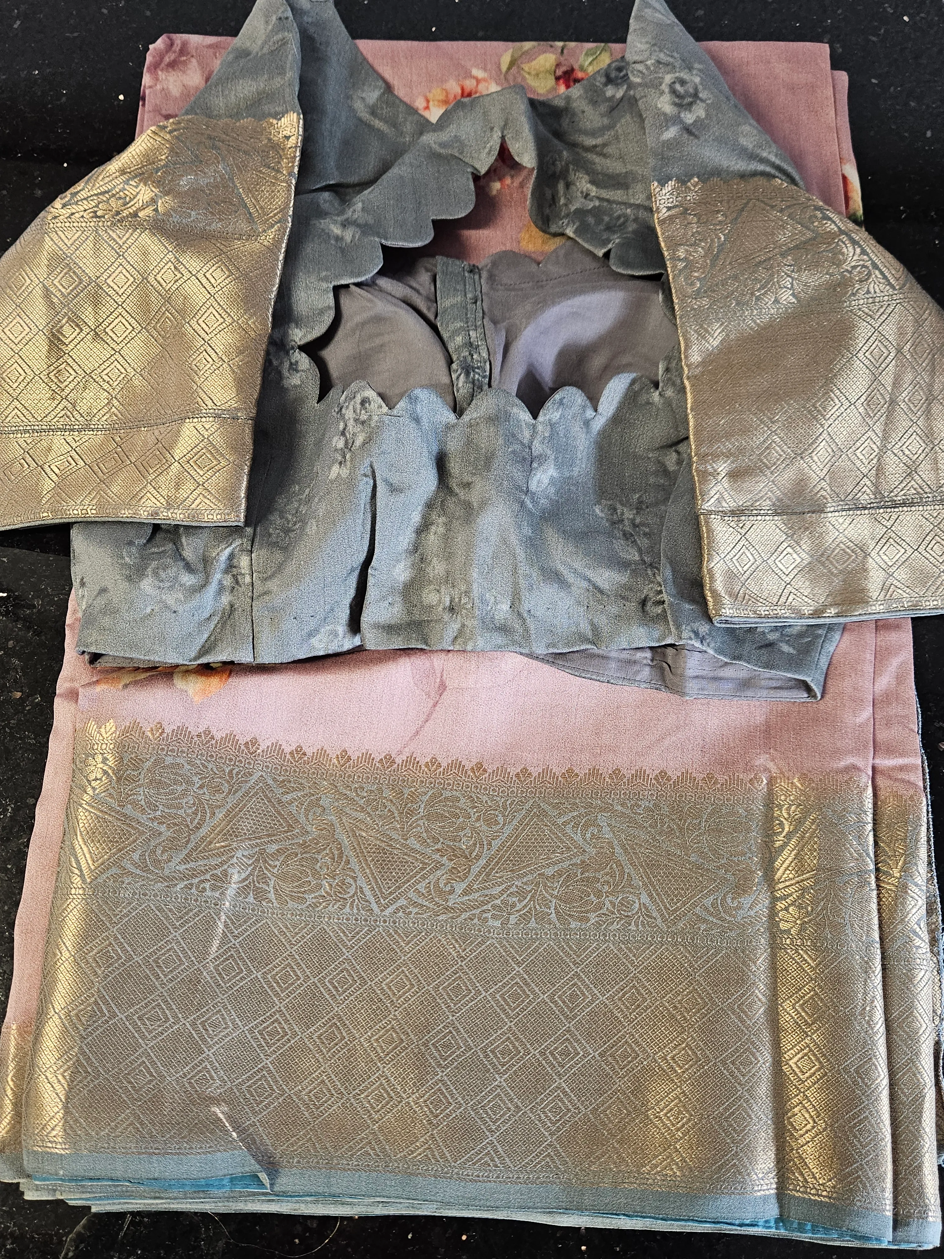 Handwoven Banarasi Silk Saree with Zari Motifs for Weddings - Image 3
