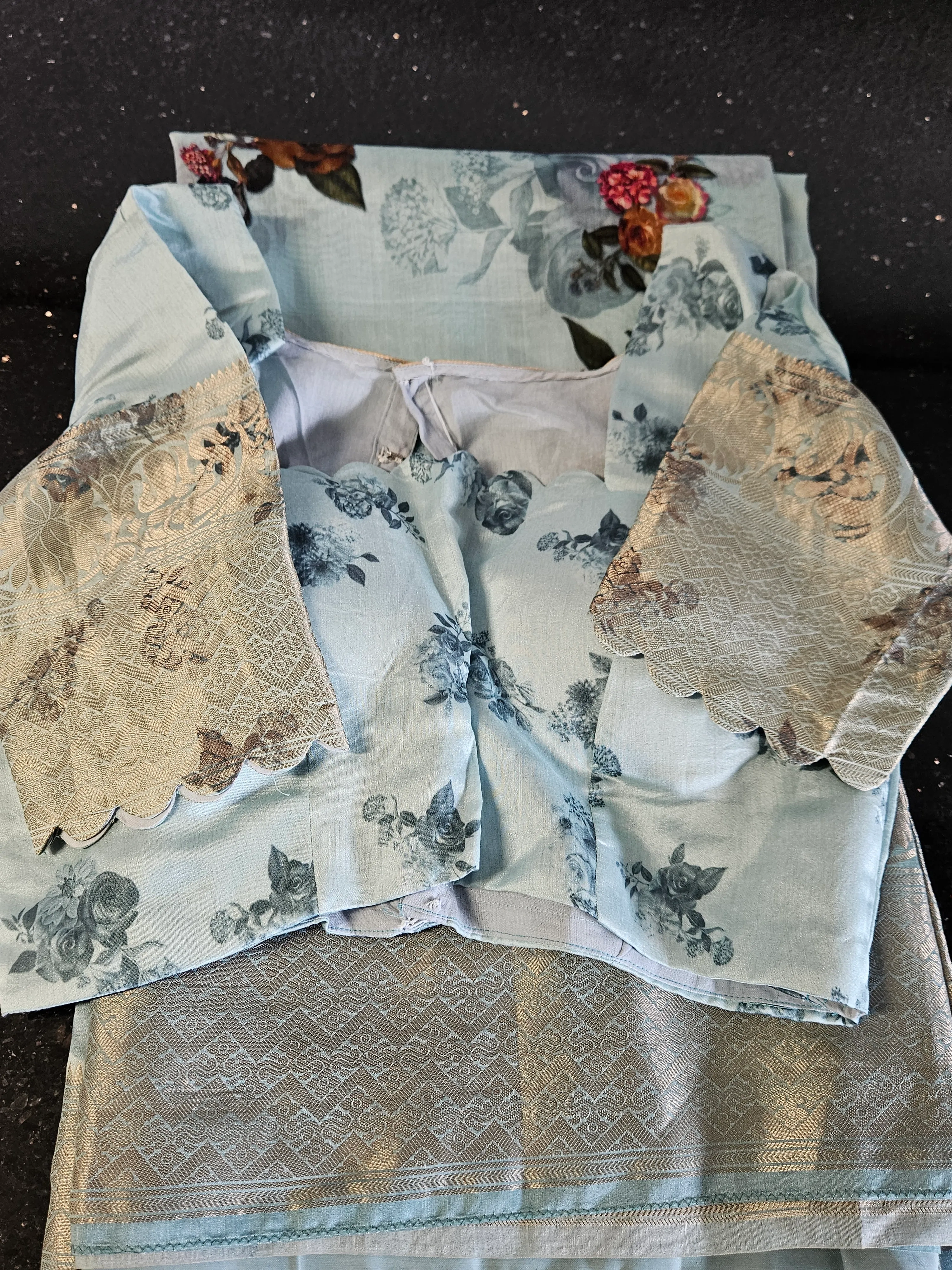 Pure Banarasi Silk Saree with Floral Motifs – Luxury Ethnic Wear - Image 3