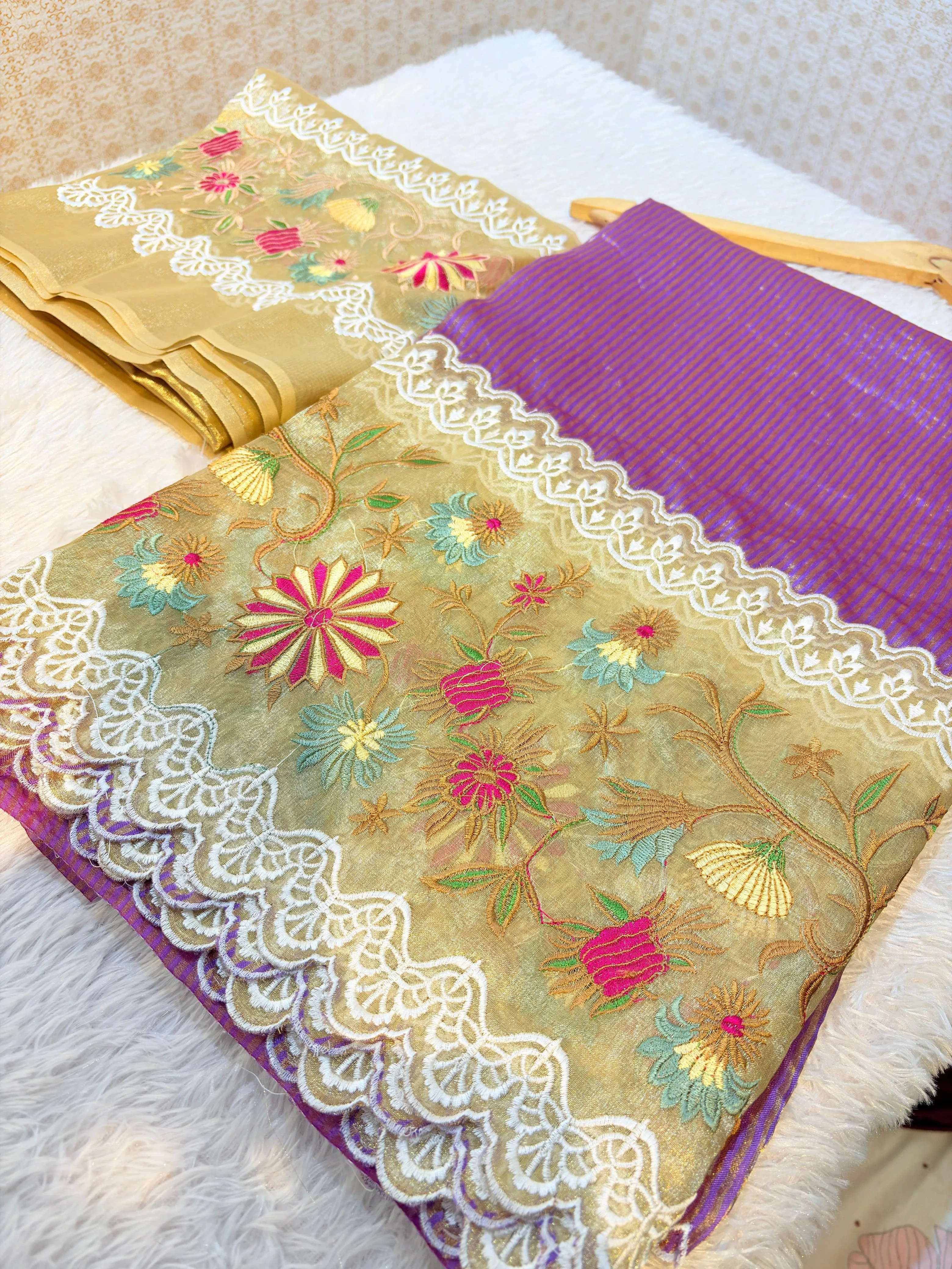 Luxurious Handwoven Banarasi Kora Tissue Saree with Zari for Weddings - Image 2