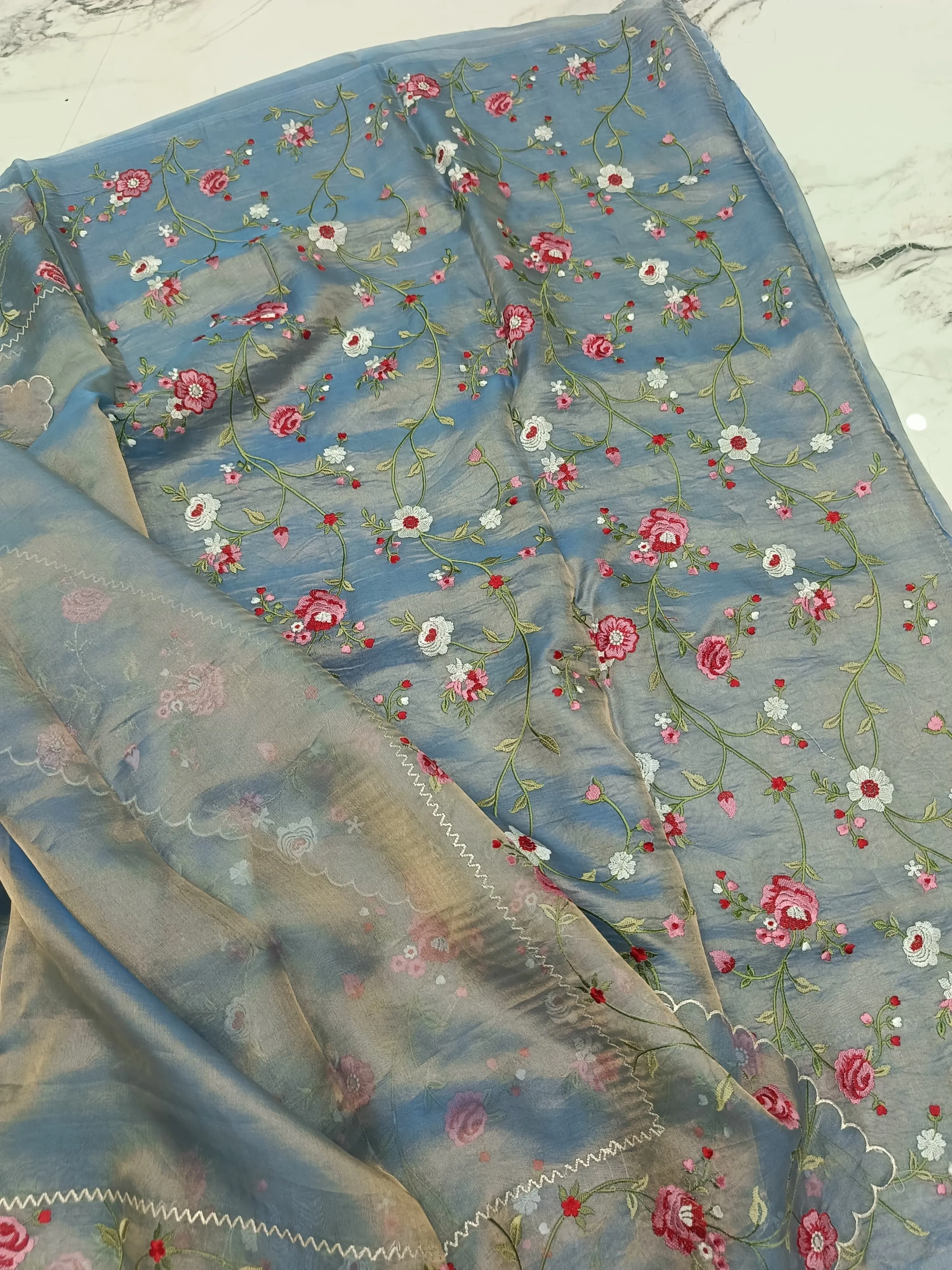 Pure Banarasi Tissue Silk Saree with Zari - Regal Indian Craftsmanship - Image 4