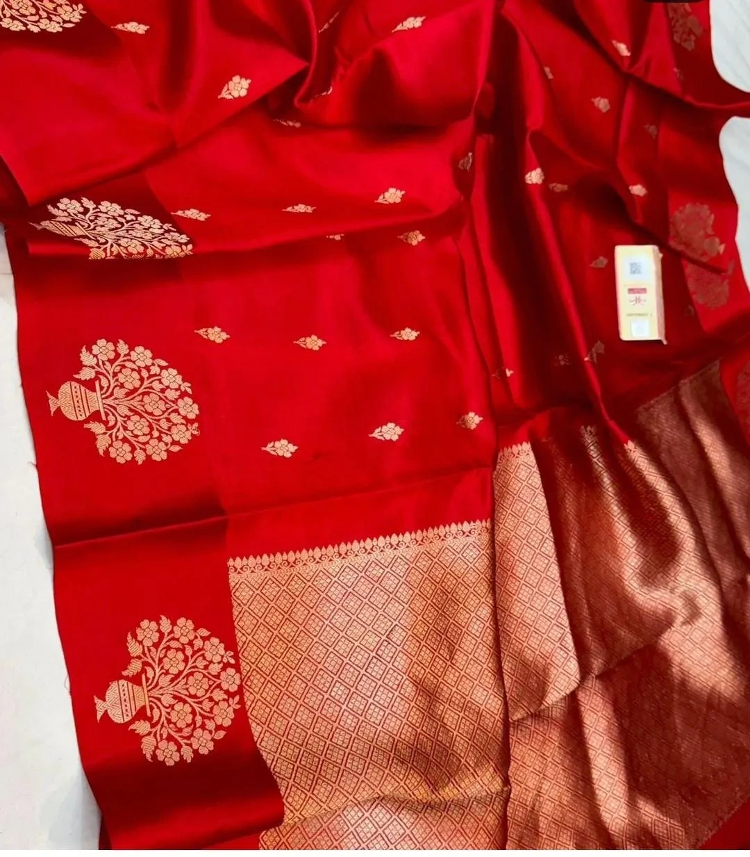 Luxurious Handwoven Raw Mango Pattu Saree for Weddings & Celebrations - Image 2