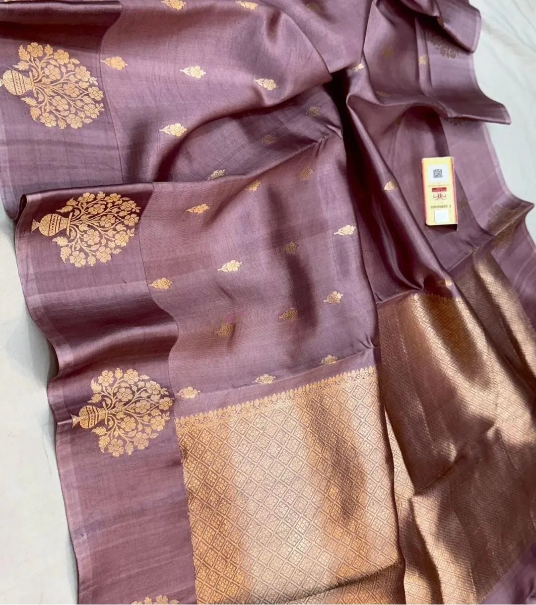 Luxurious Handwoven Raw Mango Pattu Saree for Weddings & Celebrations - Image 5