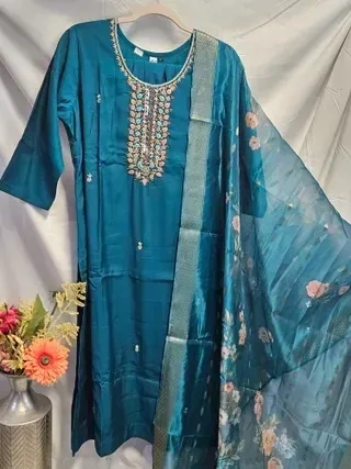 Pure Dola Silk Kurti Set with Embroidered Dupatta for Festive Elegance - Image 2