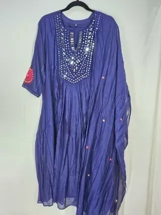 Mul Chanderi Silk Wedding Suit with Pastel Dupatta & Intricate Details - Image 2