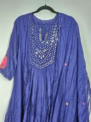 Mul Chanderi Silk Wedding Suit with Pastel Dupatta & Intricate Details - Image 3